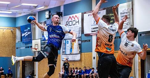 &bdquo;So eine Heimbilanz hatte ich noch nie, Wahnsinn&ldquo;: R&uuml;ckraum-Spieler Jonas May (links), gegen den VfL Waiblingen f&uuml;nf Mal erfolgreich, ist mit 26 Jahren der zweit&auml;lteste Spieler des TSV Weinsberg, der grunds&auml;tzlich zusammenbleibt.