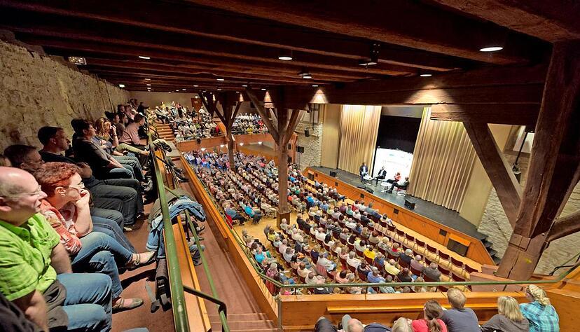 Volles Haus in der Deutschmeisterhalle: Vor knapp 500 Zuschauern stellten sich Heike Schokatz und Michael Bergner den Fragen der Redakteure.Foto : Dennis Mugler Volles Haus in der Deutschmeisterhalle: Vor knapp 500 Zuschauern stellten sich Heike Schokatz und Michael Bergner den Fragen der Redakteure.Foto : Dennis Mugler