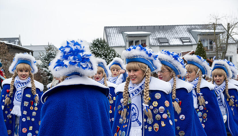 Blaue Gardemädchen marschieren beim Faschingsumzug Ellhofen am Sonntag, 16. Februar, auf.