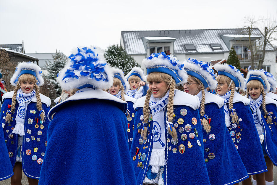 Blaue Gardemädchen marschieren beim Faschingsumzug Ellhofen am Sonntag, 16. Februar, auf.