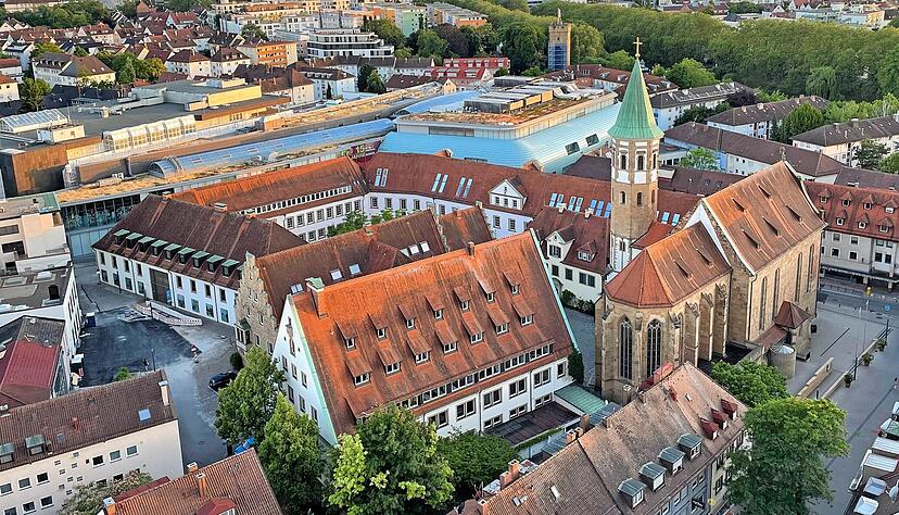 Zwischen Stadtgalerie und Kirchbrunnenstraße steht der Deutschhof. Das ehemalige Gelände des Deutschritterordens beherbergt heute unteranderem das Stadtarchiv und die Volkshochschule. Zwischen Stadtgalerie und Kirchbrunnenstraße steht der Deutschhof. Das ehemalige Gelände des Deutschritterordens beherbergt heute unteranderem das Stadtarchiv und die Volkshochschule.