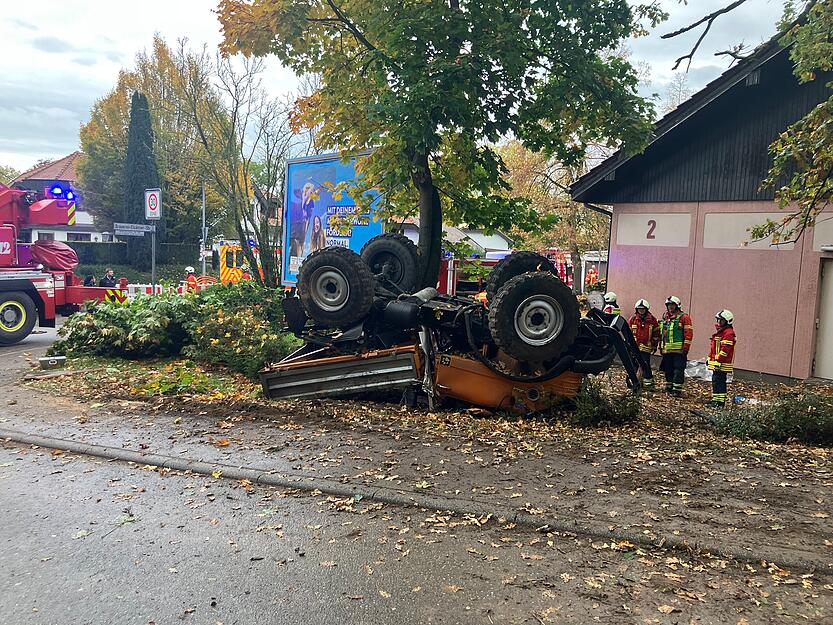 Die Straße ist wegen der Bergung des Unimogs in Bad Friedrichshall-Kochendorf gesperrt.
