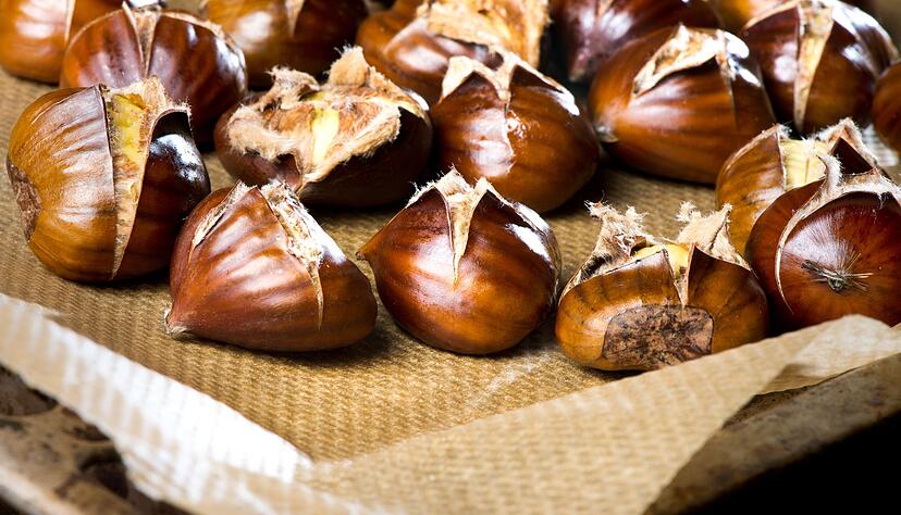 Im Backofen können Maronen selbst geröstet werden. Zuvor sollten sie mit einem scharfen Messer über Kreuz eingeschnitten werden. Im Backofen können Maronen selbst geröstet werden. Zuvor sollten sie mit einem scharfen Messer über Kreuz eingeschnitten werden.