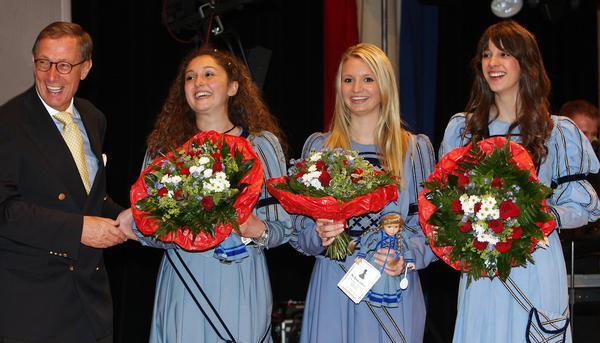 Heilbronns Oberb&uuml;rgermeister Helmut Himmelsbach gratuliert dem neuen K&auml;thchen Angela Covato (von links) und den beiden Stellvertreterinnen Rebecca Posovszky und Christina Zovko.