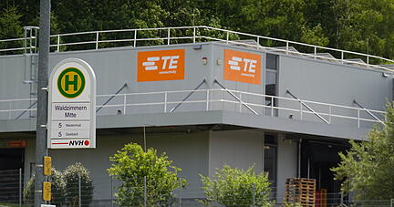 Gleich neben der Haltestelle Waldzimmern Mitte befindet sich im Gewerbepark die Produktion von TE Connectivity.