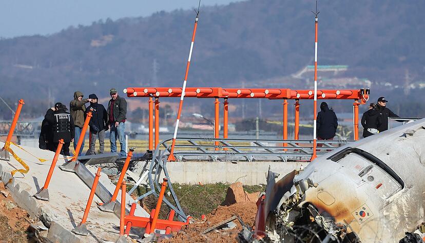 Im Fokus steht eine Mauer am Ende der Landebahn, an der das Flugzeug zerschellte.