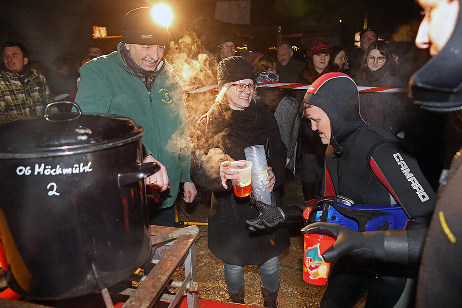 DLRG Fackelschwimmen in Möckmühler Jagst DLRG Fackelschwimmen in Möckmühler Jagst
