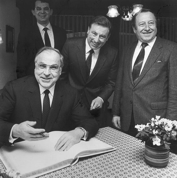 1983: CDU-Politiker Helmut Kohl (Bundeskanzler von 1982 bis 1998) trägt sich in das Goldene Buch der Stadt Heilbronn ein. Neben ihm stehen (v.r.) Egon Susset, Manfred Weinmann und Ulrich Stechele. 1983: CDU-Politiker Helmut Kohl (Bundeskanzler von 1982 bis 1998) trägt sich in das Goldene Buch der Stadt Heilbronn ein. Neben ihm stehen (v.r.) Egon Susset, Manfred Weinmann und Ulrich Stechele.