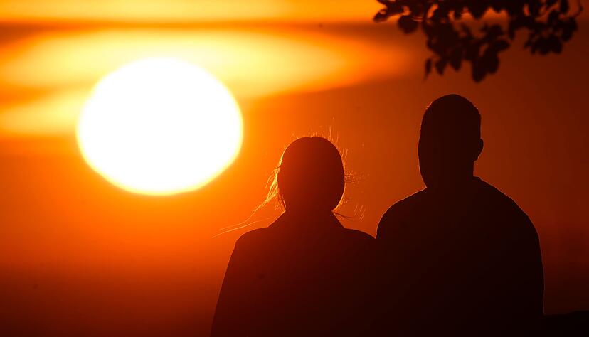 Ein Paar bei Sonnenaufgang