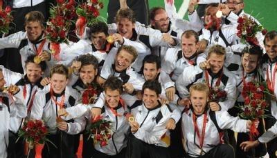 Die Herren des deutschen Hockeyteams feiern den Sieg im Olympia-Finale. Die Herren des deutschen Hockeyteams feiern den Sieg im Olympia-Finale.