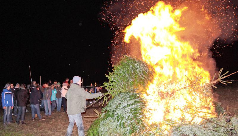 Ein Spektakel, dem viele Fleiner nach einer kleinen Wanderung beiwohnen: Die Verbrennung der letzten Weihnachtsb&auml;ume.
Foto: Kirsten Weimar