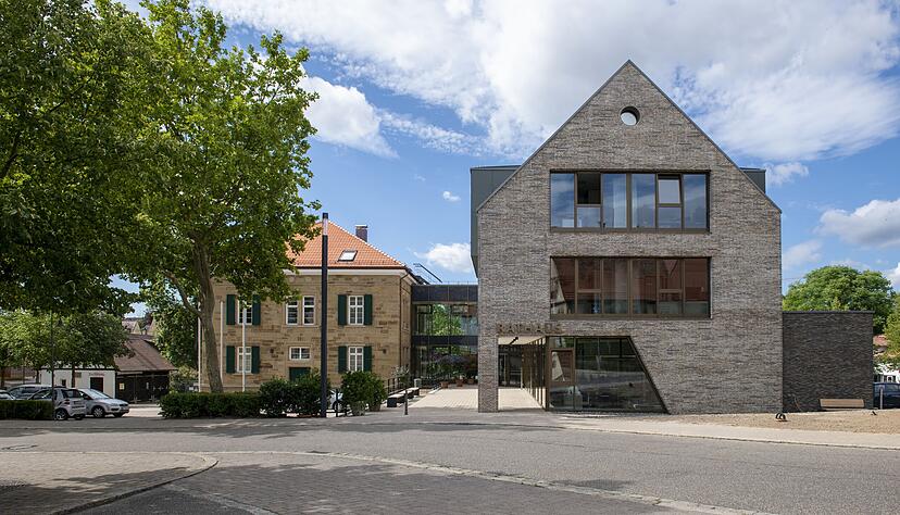 Der neue Anbau (rechts) des Rathauses ist fertig und frisch bezogen. Der Altbau (links) platze aus allen Nähten. Zusammen bieten die beiden Gebäude jetzt ausreichend Platz für die Verwaltung.
Foto (2): Kunz, Christiana Der neue Anbau (rechts) des Rathauses ist fertig und frisch bezogen. Der Altbau (links) platze aus allen Nähten. Zusammen bieten die beiden Gebäude jetzt ausreichend Platz für die Verwaltung.
Foto (2): Kunz, Christiana