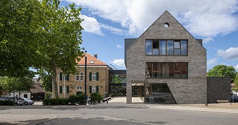Der neue Anbau (rechts) des Rathauses ist fertig und frisch bezogen. Der Altbau (links) platze aus allen Nähten. Zusammen bieten die beiden Gebäude jetzt ausreichend Platz für die Verwaltung.
Foto (2): Kunz, Christiana