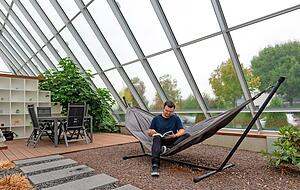 Daniel Stratmann ist seit Monatsbeginn einer der sechs Bewohner. Zu seiner Erdgeschosswohnung gehört eine Hälfte des Atriumbereichs.