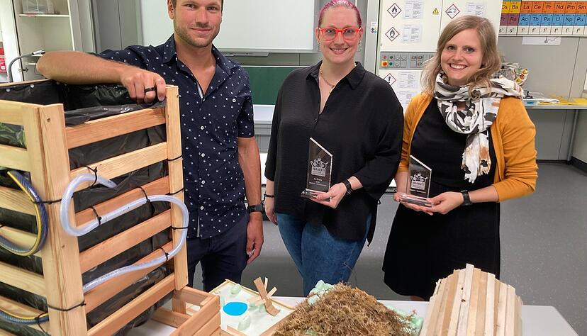 Hat es zwei Mal ins Finale des Nanu-Preises geschafft: die M&ouml;rike-Realschule mit Robin Burkhardt, Katharina Stier (Mitte) und Rebecca Bender.