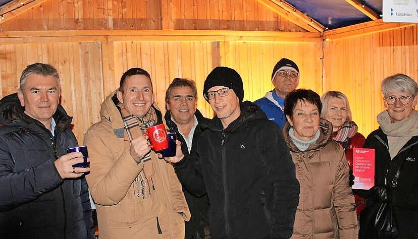 Schenken Glühwein für den guten Zweck aus: Ian Schölzel (links), Landrat des Hohenlohekreises, Stefan Neumann (daneben), Bürgermeister von Künzelsau, und Daniel Hagmann, zweiter Vorsitzender von Menschen in Not (Vierter von links).
Foto: privat