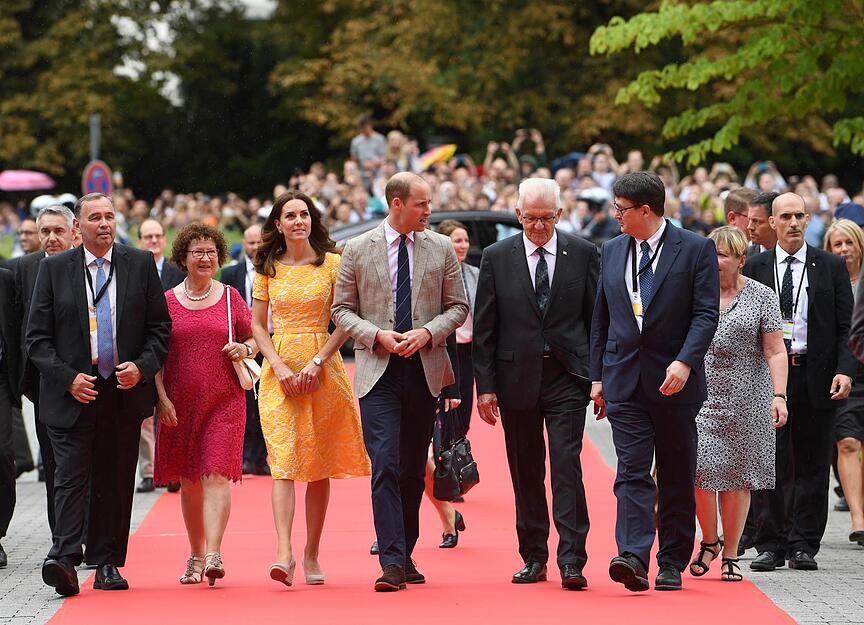 Der britische Prinz William (Mitte) und seine Frau Herzogin Kate (3.v.l) besuchen das Deutsche Krebsforschungszentrum in Heidelberg. Sie werden begleitet von Baden-Württembergs Ministerpräsident Winfried Kretschmann (Bündnis 90/Die Grünen, Mitte rechts), dessen Frau Gerlinde (2.v.l), Michael Baumann, Vorstand Wissenschaft des dkfz (3.v.r) und Josef Puchta, Kaufmännischer Vorstand des dkfz (l).