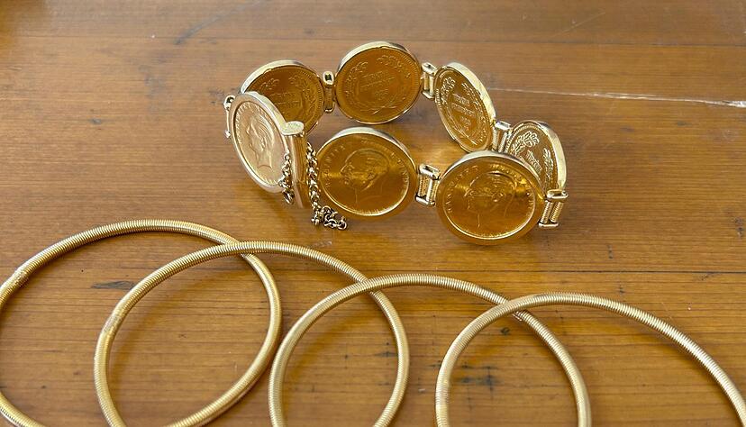 Zollbeamte in Ulm haben massenweise Goldschmuck sichergestellt.