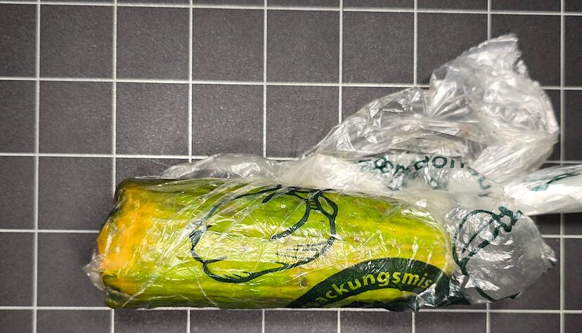 Der Vater der Frau nahm das Paket mit der Gurke an und bezahlte. Der Vater der Frau nahm das Paket mit der Gurke an und bezahlte.