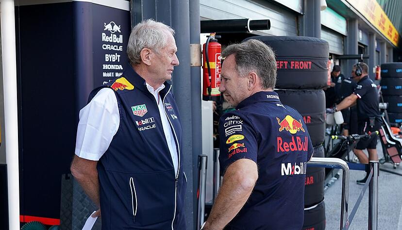 Christian Horner (r) sieht Helmut Marko als Strippenzieher. (Archivbild)