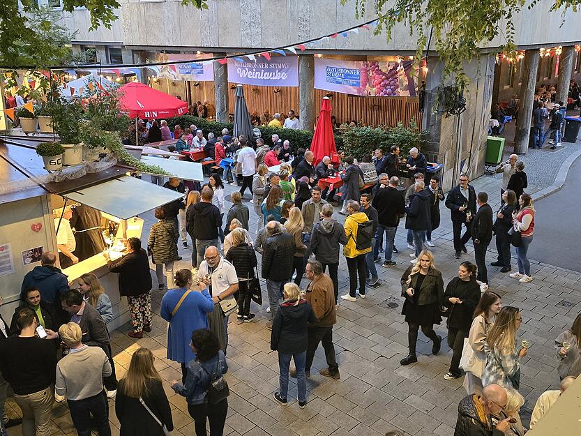 Viele Heilbronner und Auswärtige strömten am Dienstagabend auf das Weindorf am Marktplatz.