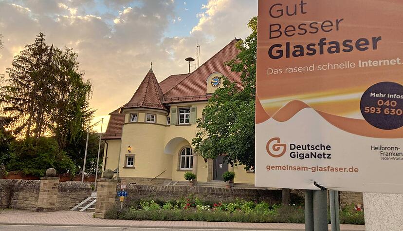 Werbeplakate: Die Firma Deutsche Giganetz versucht, in Ittlingen weitere Interessenten für Glasfaseranschlüsse zu finden.
Foto: Jörg Kühl Werbeplakate: Die Firma Deutsche Giganetz versucht, in Ittlingen weitere Interessenten für Glasfaseranschlüsse zu finden.
Foto: Jörg Kühl