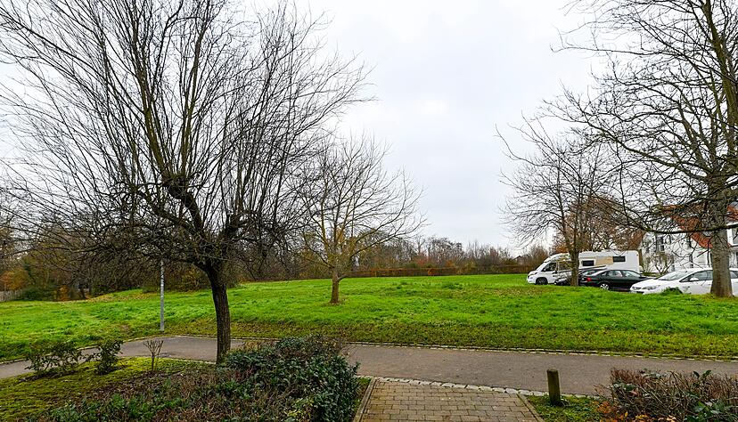 Zwischen Ginsterweg und Charlottenstraße, in der Nähe des Parkfriedhofs, soll bezahlbarer Wohnraum entstehen.
Foto: Christiana Kunz Zwischen Ginsterweg und Charlottenstraße, in der Nähe des Parkfriedhofs, soll bezahlbarer Wohnraum entstehen.
Foto: Christiana Kunz