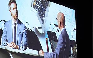 Lustvoll moderieren die Arnold-Chefs Frank Agner (links) und Dirk D&ouml;llner.