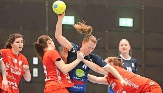 Stephanie Dähnel (am Ball) wird in die Zange genommen.