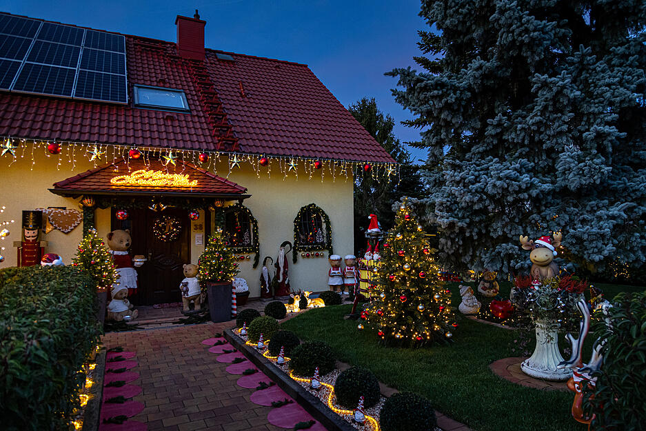 Ein wundervolles Prachtst&uuml;ck der Dekoration ist ein zwei Meter hohes als Nu&szlig;knacker bemaltes Ofenrohr.