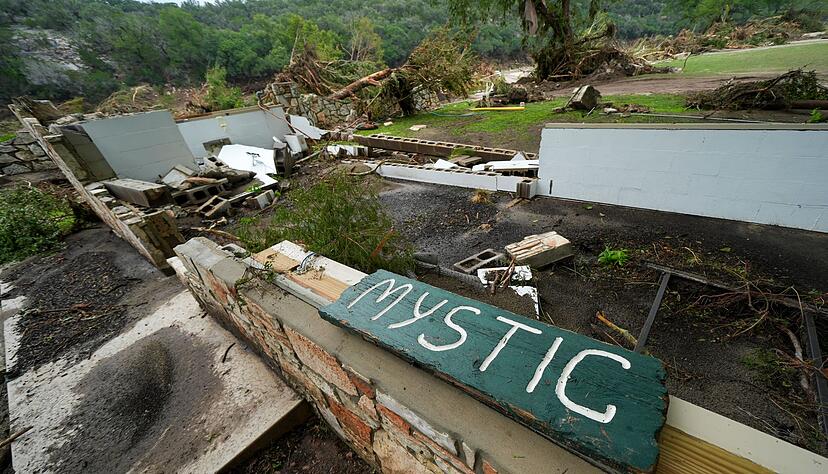 Das Sommercamp trauert um viele tote Mädchen. Das Sommercamp trauert um viele tote Mädchen.