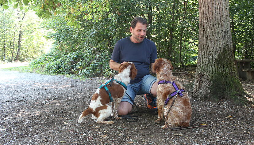 Benjamin Merx aus Oberstenfeld hängt an seinen Hunden Maggy und Maclou. Foto: Heike Kinkopf