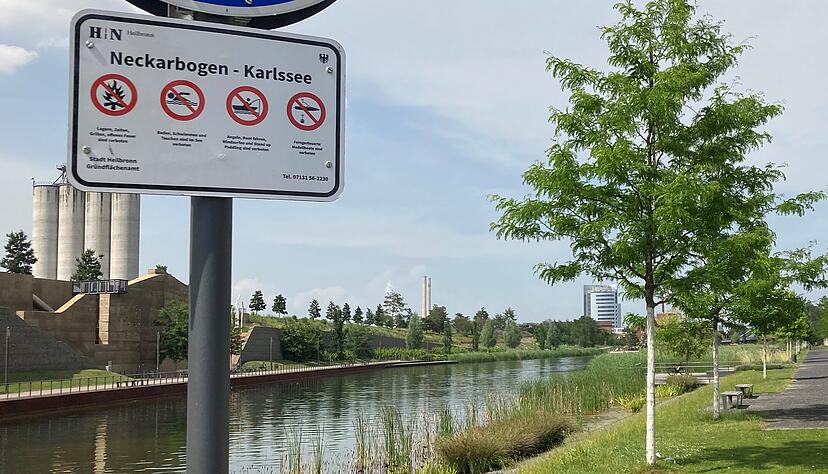 Mit einem Schild weist die Stadt Heilbronn auf das Badeverbot am Karlssee hin. Ein 22-Jähriger war am Freitagabend ertrunken, nachdem er in den See gestiegen und an einer steil abfallenden Kante unter Wasser geraten war.
Foto: Jürgen Kümmerle