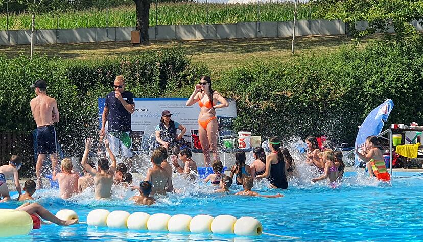 Der erfrischende Spa&szlig; f&uuml;r Alt und Jung im Langenburger Freibad scheint durch das gro&szlig;e ehrenamtliche Engagement des F&ouml;rdervereinsmitglieder f&uuml;r 2025 gesichert zu sein.