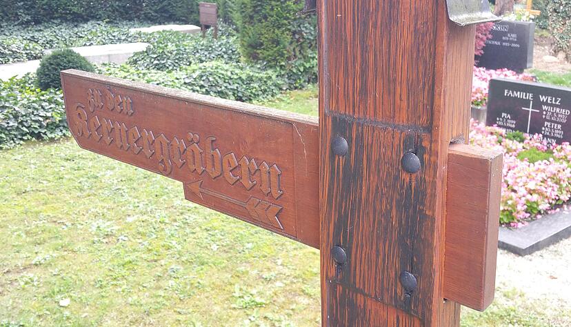 Dieses Schild weist Besuchern den Weg zu den Gr&auml;bern der Familie. Fotos: Maurhoff