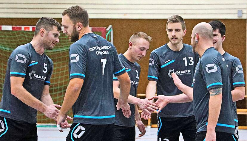 Spielertrainer Konstantin Schneider (links) und sein Team im Spiel gegen SV Remshalden. Die meisten der SG spielen seit elf Jahren zusammen.
Foto: Kurt Gesper Spielertrainer Konstantin Schneider (links) und sein Team im Spiel gegen SV Remshalden. Die meisten der SG spielen seit elf Jahren zusammen.
Foto: Kurt Gesper