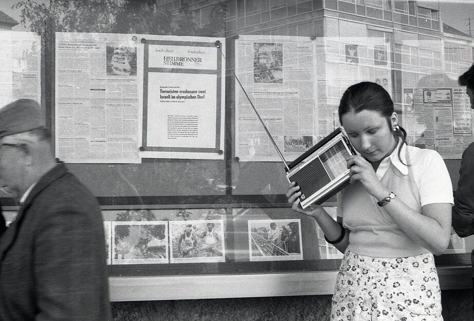 Auch über das Radio informieren sich die Menschen über den grausamen Anschlag auf die israelische Olympia-Mannschaft in München am 5. September 1972.