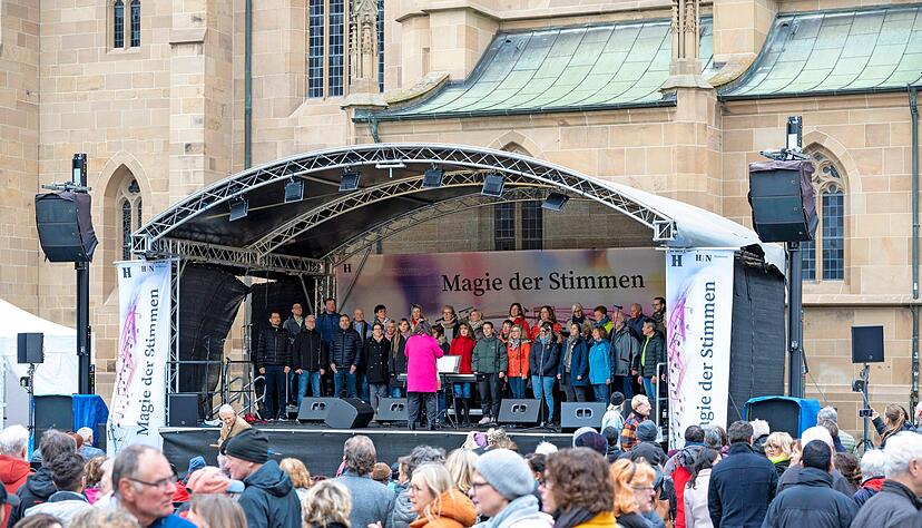 Auch bei der zehnten Auflage der Veranstaltung "Magie der Stimmen" zieht es die Besucher in die Stadt. Auf vier Bühnen präsentieren die Sängerinnen und Sänger einen Auszug ihres aktuellen Repertoires.
Fotos: Christiana Kunz