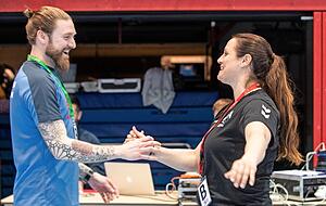 Im März 2023 noch Gegner, inzwischen ein Trainer-Duo: Mart Aalderink (links) und Bad Wildungens Chef-Trainerin Tessa Bremmer. Im März 2023 noch Gegner, inzwischen ein Trainer-Duo: Mart Aalderink (links) und Bad Wildungens Chef-Trainerin Tessa Bremmer.