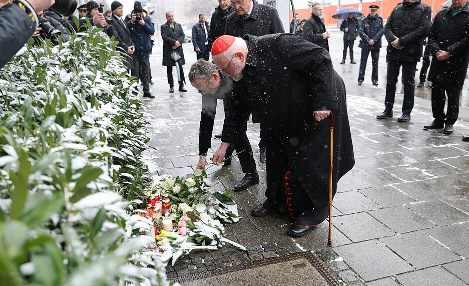 Reinhard Kardinal Marx, Erzbischof von München und Freising, legt eine weiße Rose an der Stelle nieder, wo am Vortag ein Auto in in eine Ver.di Demonstration gerast war.