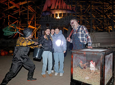 Gruselfans zieht es vor Halloween in den Erlebnispark Tripsdrill in Cleebronn.