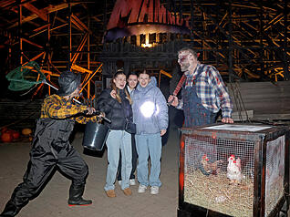 Gruselfans zieht es vor Halloween in den Erlebnispark Tripsdrill in Cleebronn.