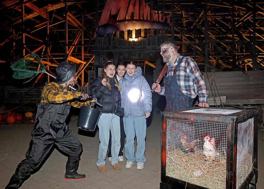 Gruselfans zieht es vor Halloween in den Erlebnispark Tripsdrill in Cleebronn.