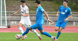 Noah Lorch (links) l&auml;uft im zweiten Jahr f&uuml;r den VfB Eppingen in der Verbandsliga Baden auf.
