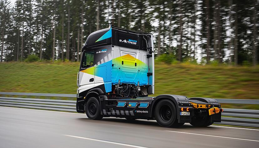 Ein Elektro-Lkw &laquo;eActros LongHaul&raquo; f&auml;hrt auf einer Stra&szlig;e.