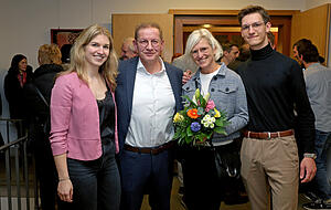 Wahlsieger Eberhard Birk (Zweiter von links) mit Ehefrau Ann-Katrin Birk (Zweite von rechts) und zwei seiner vier Kinder Finn (18) und Kristin (22).