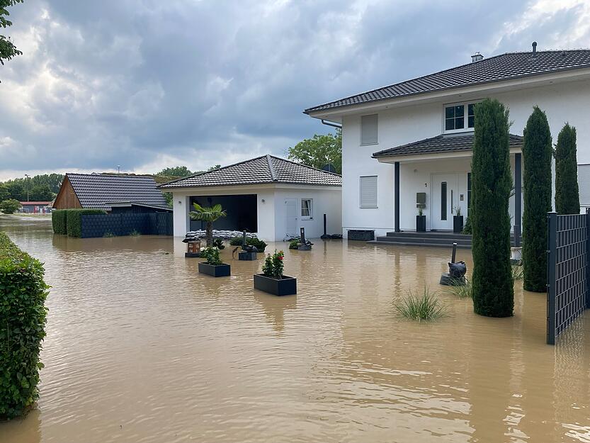 In Neuenstadt im Landkreis Heilbronn sind Feuerwehren im Einsatz. Mehrere Wohnhäuser sind vom Hochwasser bedroht. In Neuenstadt im Landkreis Heilbronn sind Feuerwehren im Einsatz. Mehrere Wohnhäuser sind vom Hochwasser bedroht.