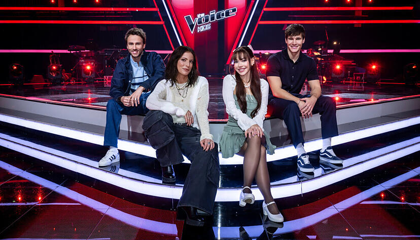 The Voice Kids-Coach Ayliva (3.v.l.) ist Maximilians Lieblingssängerin. Weitere Juroren sind Clueso (von links), Stefanie Kloß und Wincent Weiss.