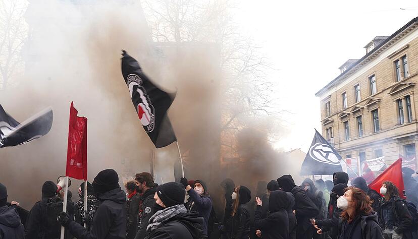 Teilnehmer einer Demonstration im Rauch von Pyrotechnik. Teilnehmer einer Demonstration im Rauch von Pyrotechnik.