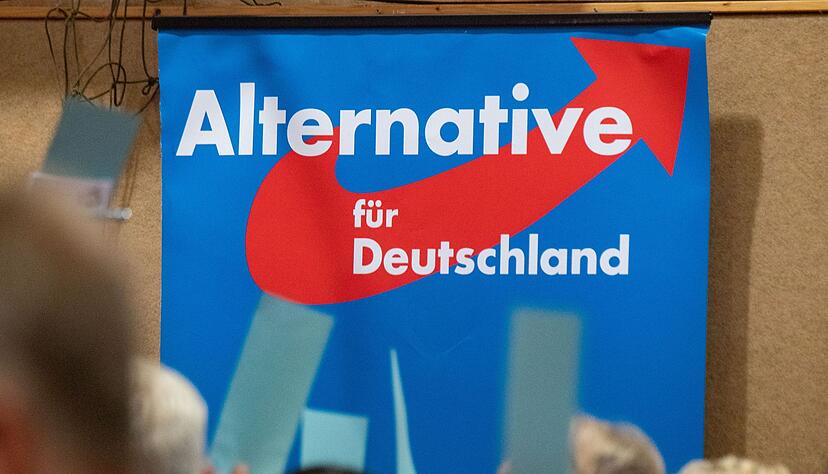 Auf einem AfD-Parteitag h&auml;ngt ein Plakat mit dem Schriftzug &laquo;Alternative f&uuml;r Deutschland&raquo;.